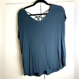 Cute detail on back, navy loose fit shirt